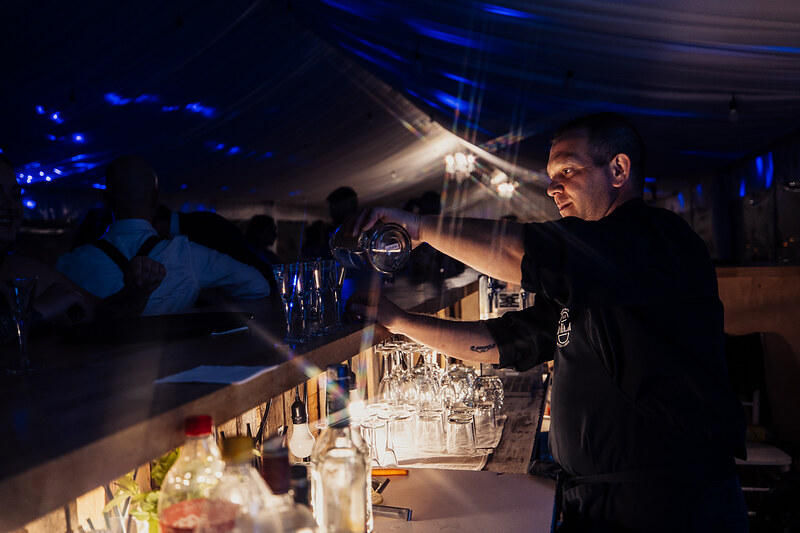 barman pri bare, príprava koktailov, modrá atmosféra podujatia, svetlá na bare, večerná oslava, hosť pri bare. Agropenzión Hubert, Ružindol.