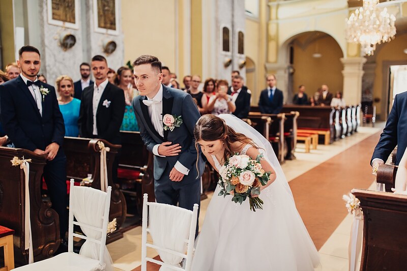nevesta sa uklonila pri vstupe do kostola, ženích a hostia v laviciach, freskový interiér. Kaštieľ Klobušice.