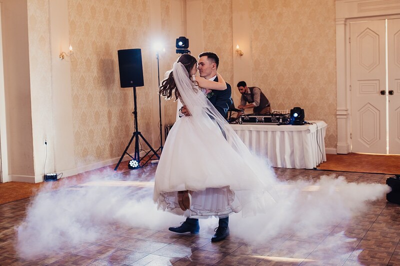 novomanželia tancujú v ťažkom dyme, nevesta s rozvírenou sukňou, DJ v pozadí. Kaštieľ Klobušice.