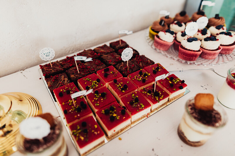 červené zákusky s posypom, čokoládové koláče, cupcakes s krémom a ovocím, sladký stôl na svadbe, dezerty na bielom porceláne, slávnostný bufet s nápojmi. Hotel Zlatý Kľúčik, Nitra.