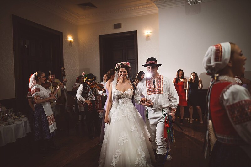 folklórny súbor v krojoch prichádza do sály s husľami, nevesta s kvetinovou parádou vo vlasoch. Chateau Appony, Oponice.