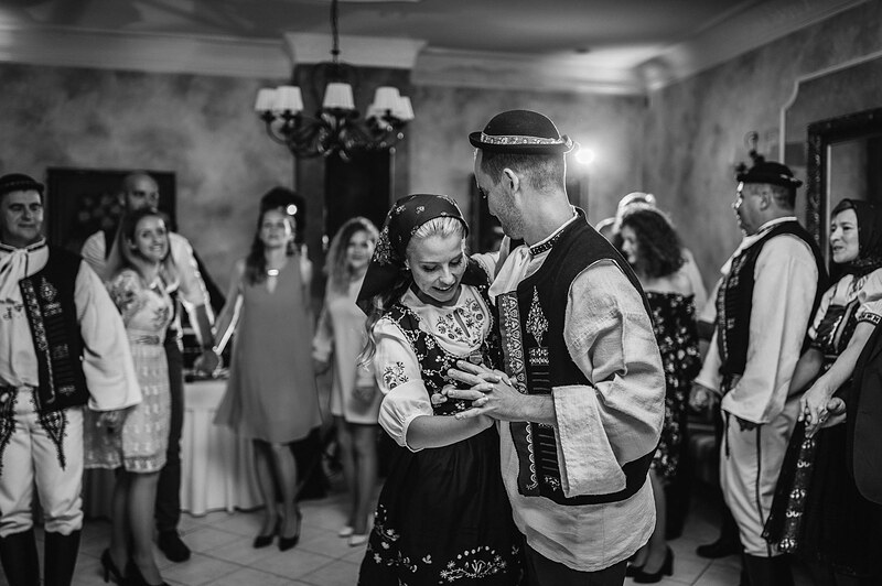 čiernobiely záber, dvojica v krojoch tancuje uprostred sály, hostia a členovia súboru okolo nich. Fatima, Trenčín.