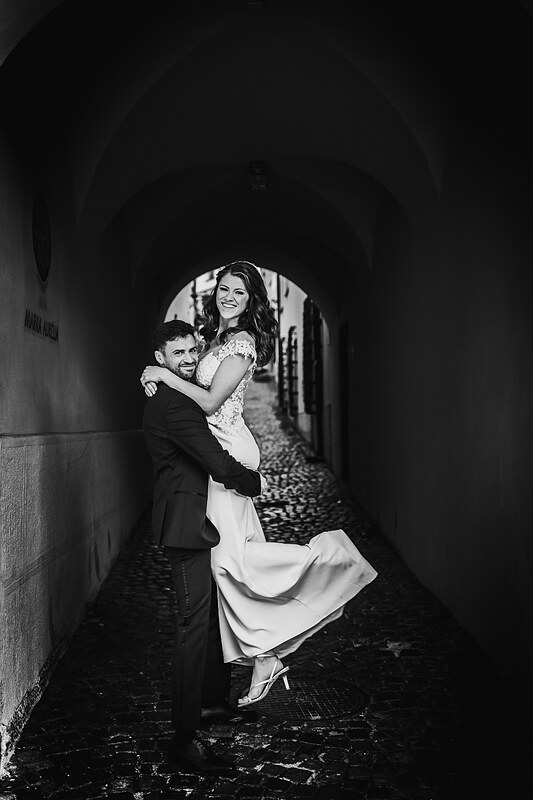 nevesta v náručí, čiernobiely portrét, kamenný tunel, mladý pár, svadobný úsmev, dramatické svetlo. Fatima, Trenčín.