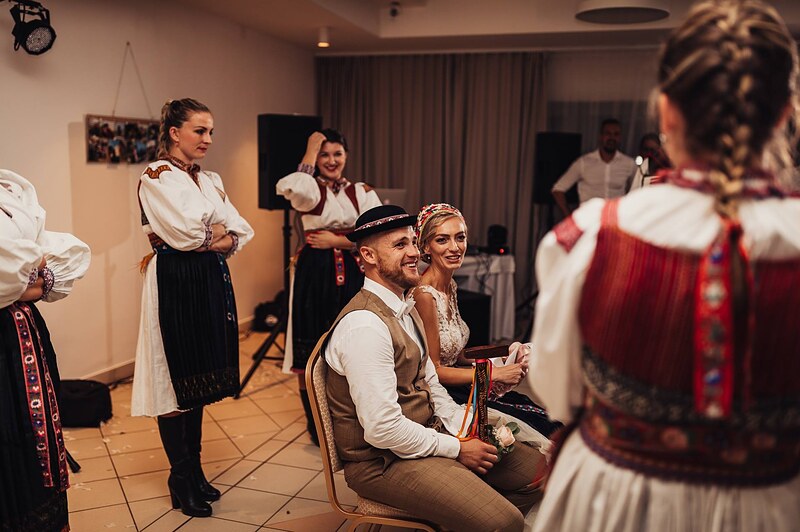 čepčenie, folklórny súbor v krojoch okolo sediacich novomanželov, vyšívané zástery a čižmy. Hotel Veverica, Trenčín.
