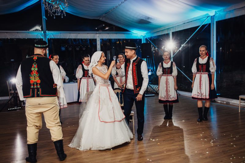 čepčenie nevesty, nevesta v bielej čepci a ženích v kroji, tanečníci v krojoch okolo nich. Vila Sokolka, Trenčín.