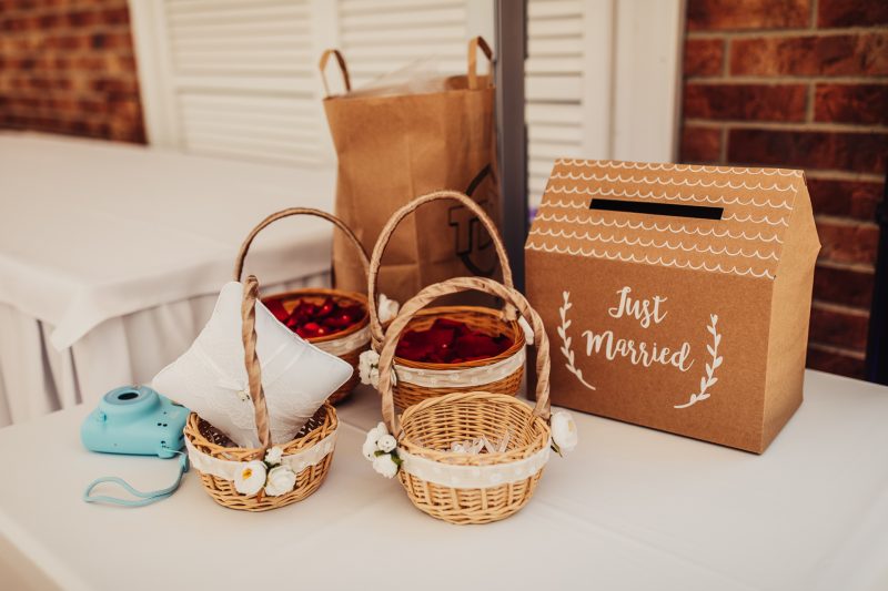 košíky s kvetmi, "just married" krabica, svadobné doplnky na stole, prírodné dekorácie, rustikálny štýl svadby, biele a hnedé farby. Vila Sokolka, Trenčín.