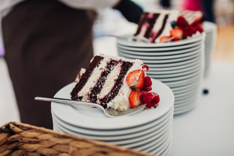 čokoládová torta s ovocím, svadobný dezert na tanieri, viacposchodová torta s jahodami, maliny a krém, svadobný stôl s dezertami, vidlička v torte, stoh porcelánových tanierov. Vila Sokolka, Trenčín.