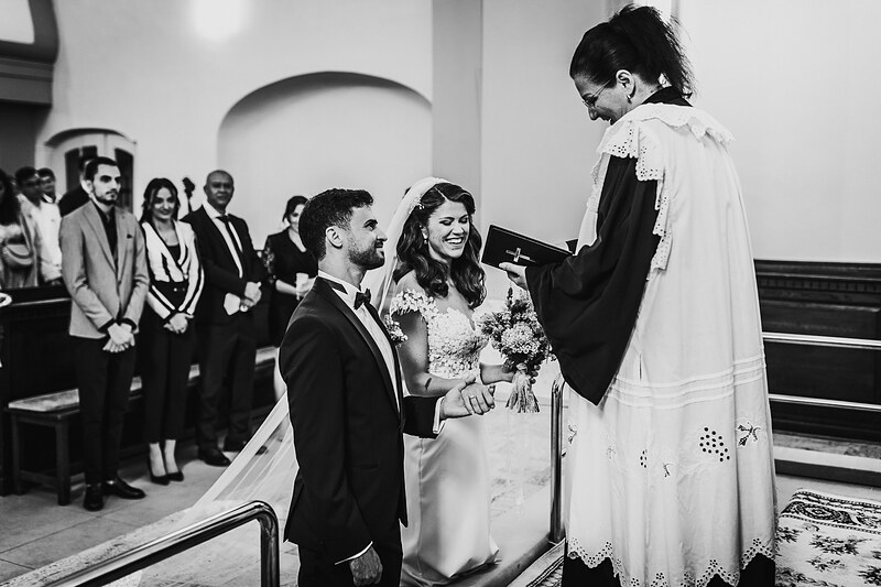 nevesta v čipke, ženích a nevesta pri oltári, kňaz slúži svadbu, hostia v kostole, slávnostný obrad. Fatima, Trenčín.